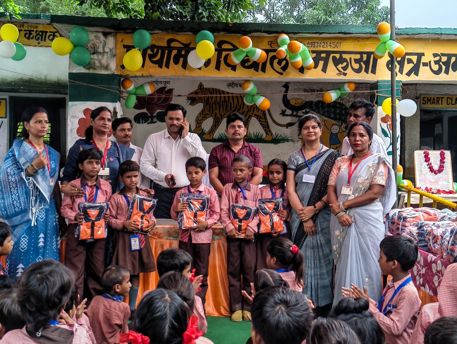 प्राथमिक विद्यालय मरूआ में प्रधानाध्यापक की पहल पर बच्चों को बांटी स्पोर्ट ड्रेस